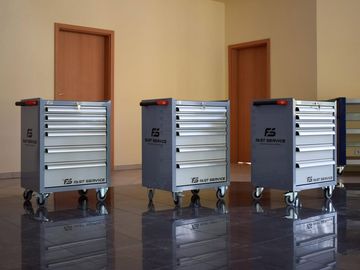 Wózki narzędziowe w kolorze szaro-czerwonym